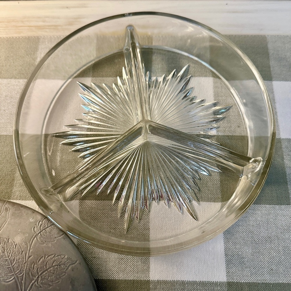 VINTAGE, DIVIDED GLASS DISH WITH A METAL LID. VERY NICE, PREOWNED CONDITION. - Picture 4 of 11
